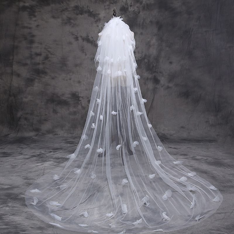 Fashionable And Beautiful Bride Long Trailing Petal Floral Veil